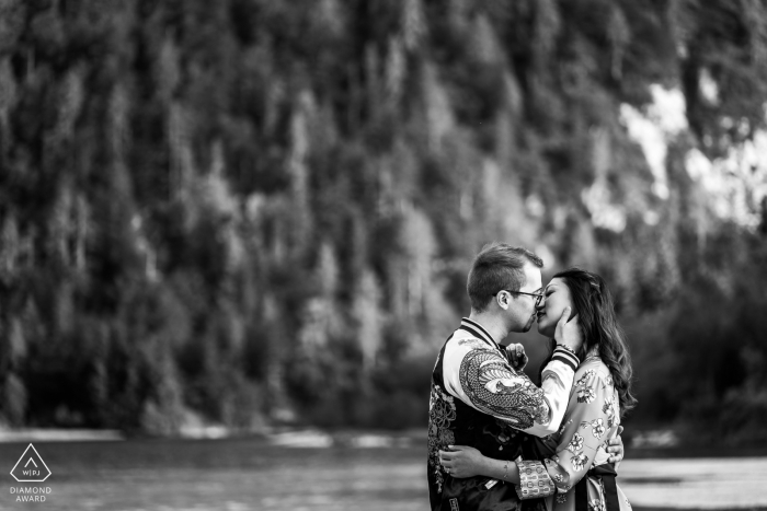 Lago del Predil, Udine, Italie mini séance photo de couple avant le jour du mariage avec presque un baiser