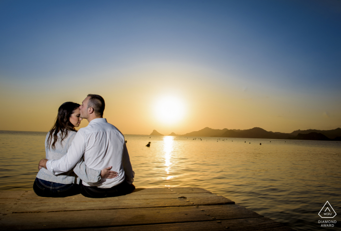 Aguilas, Espanha, mini-sessão fotográfica de casal de praia antes do dia do casamento com um belo pôr do sol e amor no cais