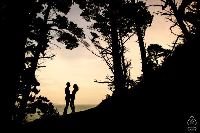 Jerbourg, Guernsey, sesión de fotos fuera del bosque antes del día de la boda durante un paseo hacia el mismo lugar en el que la pareja se comprometió.