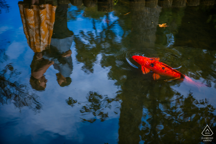 Mini-Paar-Fotosession in Richmond, Virginia vor dem Hochzeitstag mit Wasserreflexionen in einem Koi-Fischteich