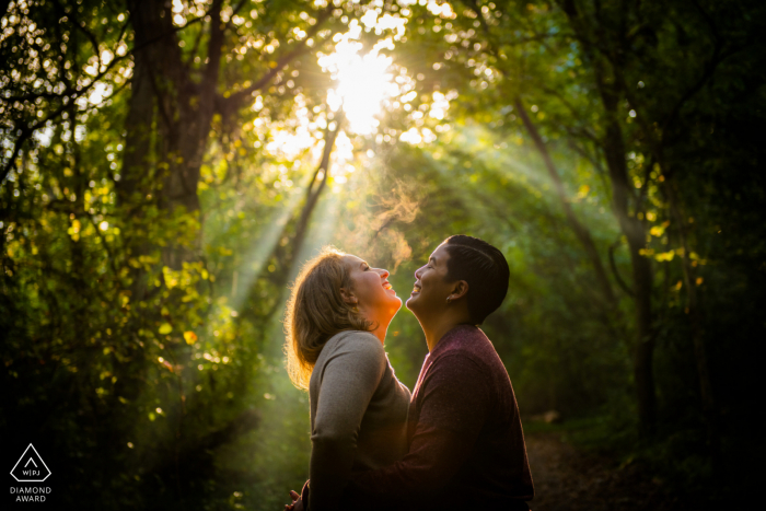 Richmond, Virginie à l'extérieur de la session de photos de la forêt avant le jour du mariage dans la lumière du matin à la recherche d'un jardin