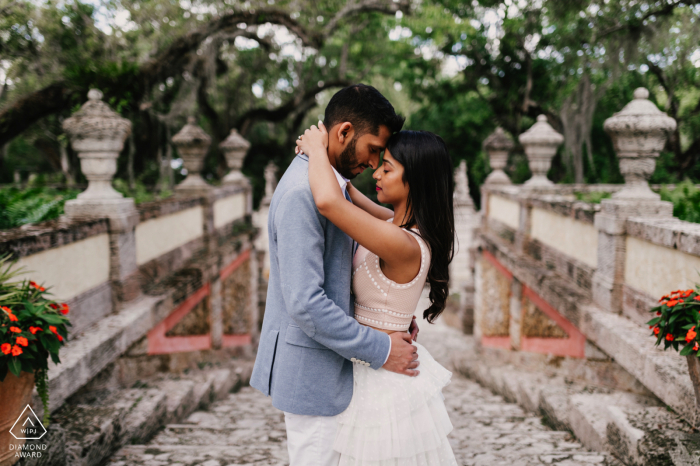 Vizcaya Miami, Florida, antes de la sesión de novios mientras se abrazan en el parque al aire libre