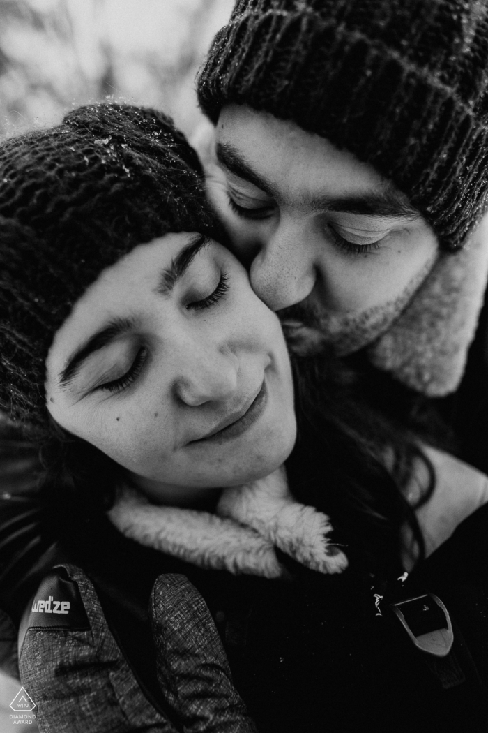 BW Winter portrait session in Paris with some warm intimate hugs