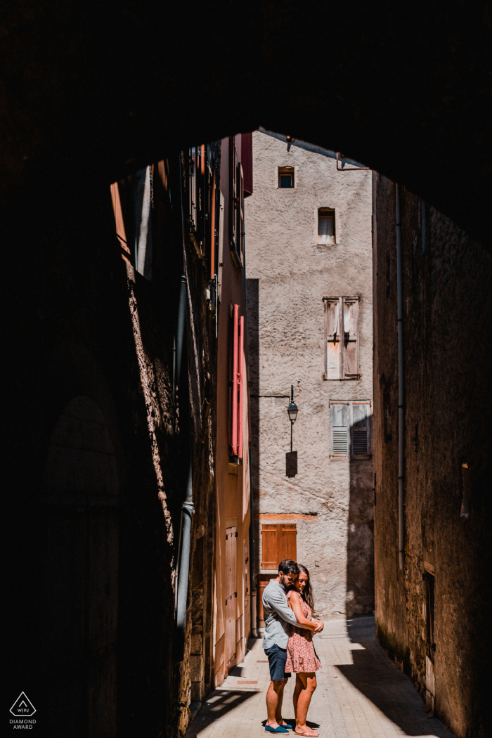 Castellane, Alpes de Haute Provence, vor der Hochzeit ein Paar mit Umarmungen während der Sitzung