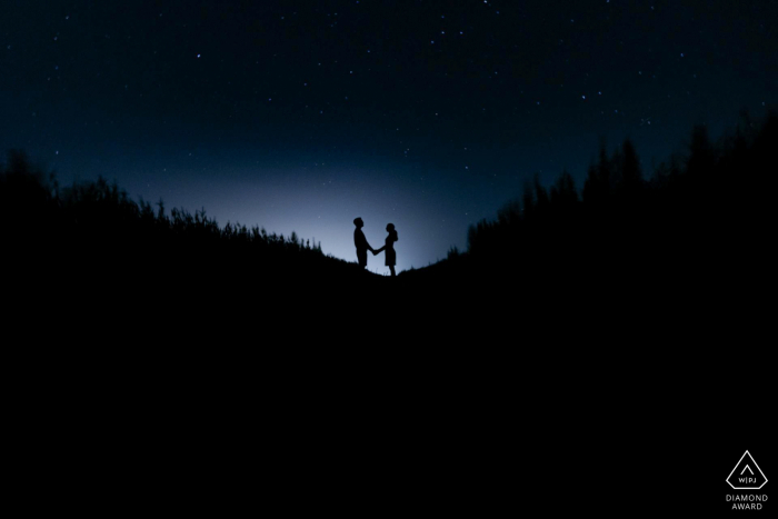 Retrato de pareja de noche de Croacia sosteniendo las manos y silueta