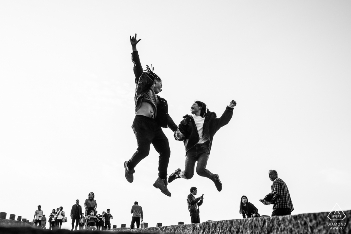 Retrato de pareja de Hangzhou en China con un salto BW sobre la multitud