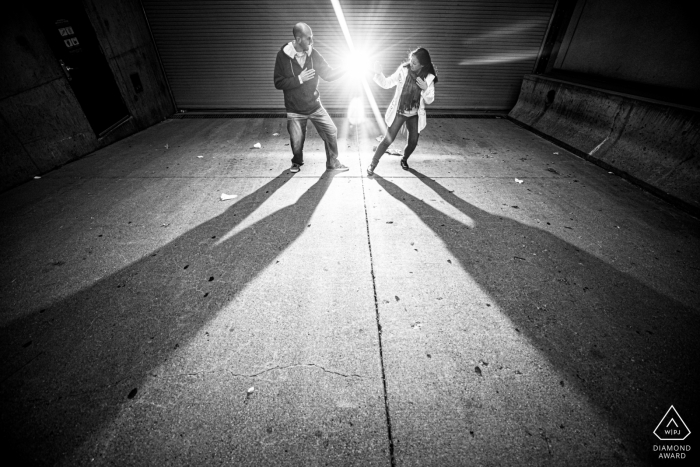 Centre-ville de St Paul avant le mariage en milieu urbain BW shoot pendant que le couple fait du karaté