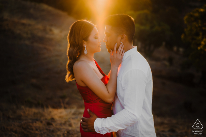 Retrato de pareja al atardecer de Perth abrazándose tiernamente