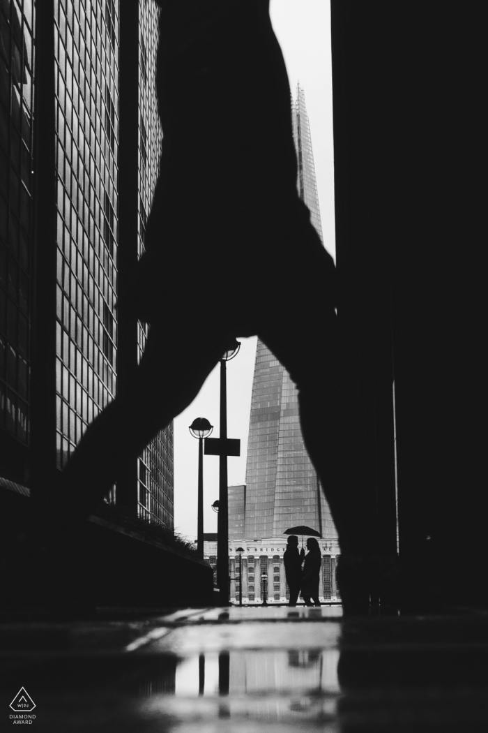 Portrait de couple urbain de Londres silhouetté devant le Shard