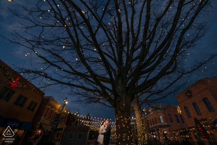 Retrato de invierno de noche de Fort Collins, Colorado en Old Town Square con luces navideñas