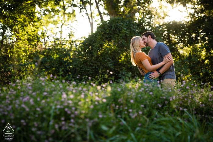 Fort Collins, Colorado session de couple avant le mariage dans la nature dans la verdure d'été avec la lumière dorée du soleil du soir