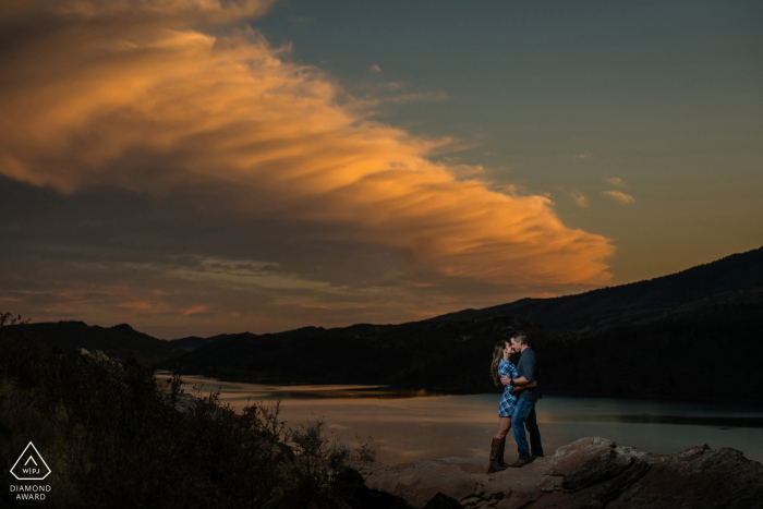 Fort Collins, Colorado tramonto coppia ritratto ai piedi che si affacciano su un grande serbatoio