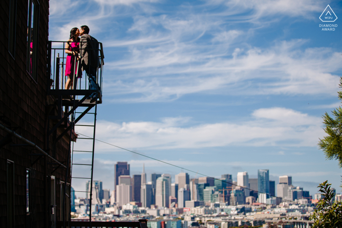Potrero Hill, San Francisco portret pary panoramę miasta patrząc na miasto, stojąc na schodach ewakuacyjnych Potrero Hill, San Francisco portret pary panoramę miasta patrząc na miasto, stojąc na schodach ewakuacyjnych