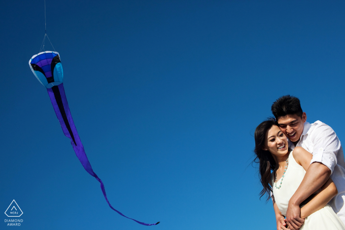 Bakers Beach, San Francisco, sessione di ritratti prima del matrimonio con un aquilone volante