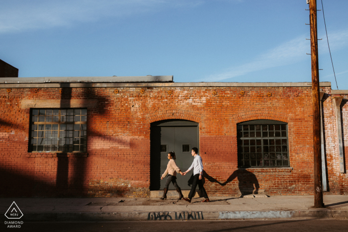 Arts District, DTLA-Porträt eines städtischen Paares beim Bummeln