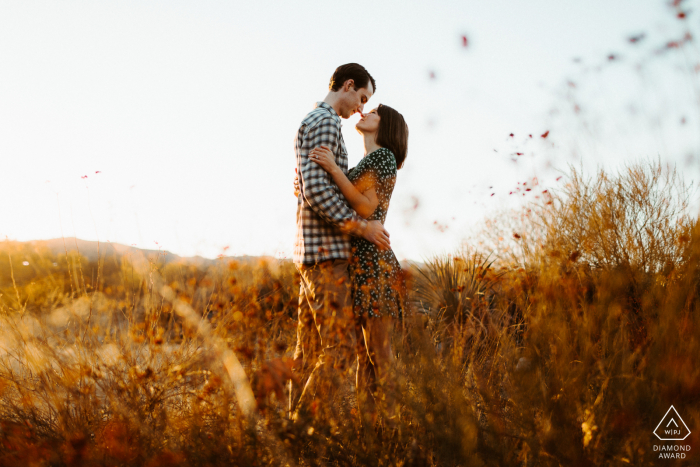Retrato de pareja de Pasadena en los campos durante la luz de la tarde Retrato de pareja de Pasadena en los campos durante la luz de la tarde