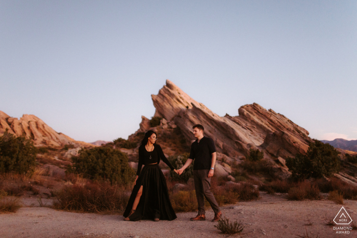 Retrato de casal no deserto em Vasquez Rocks, Califórnia, vagando pela paisagem e o terreno acidentado