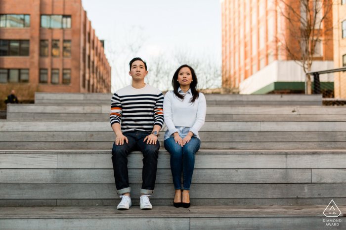 El retrato de pareja urbana de High Line Park en la escalera de la ciudad El retrato de pareja urbana de High Line Park en la escalera de la ciudad