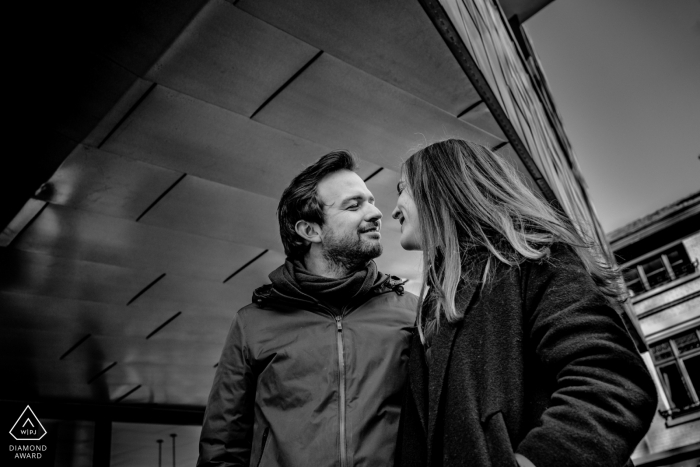 Portrait de couple noir et blanc Hasselt se regardant dans l'amour