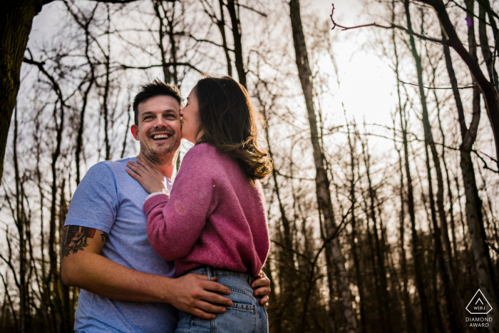 De Wijers Verlobungsfotoshooting im Wald, während die Sonne untergeht