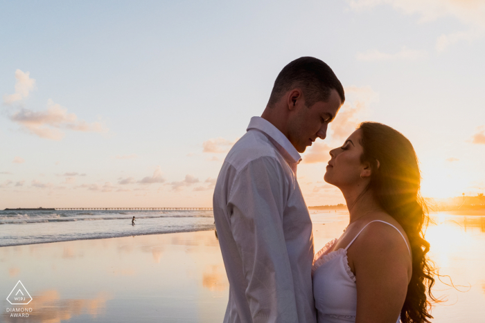 Maceió shoreline engagement photography of couple facing each other Maceió shoreline engagement photography of couple facing each other
