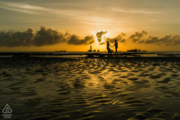 Portrait de couple de plage de Maceió comme une silhouette au lever du soleil