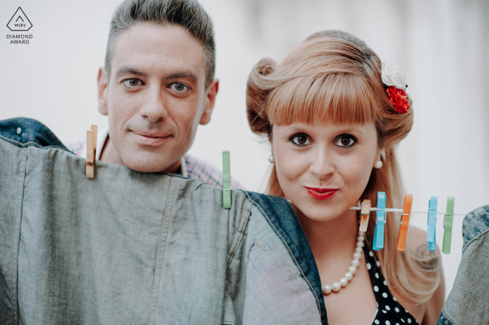 Bairro Alto, Lisboa retrato de casal numa tradicional rua lisboeta com varal e resolve posar para a foto