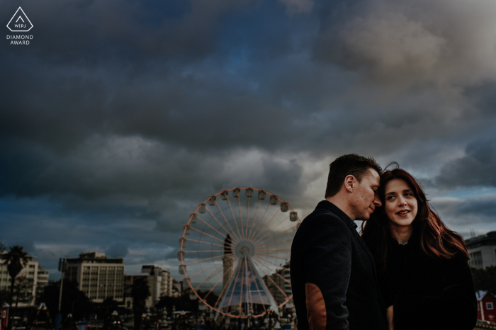 Parque Eduardo VII couple portrait des deux profitant de la fin de la journée en vue d'une grande roue à Lisbonne