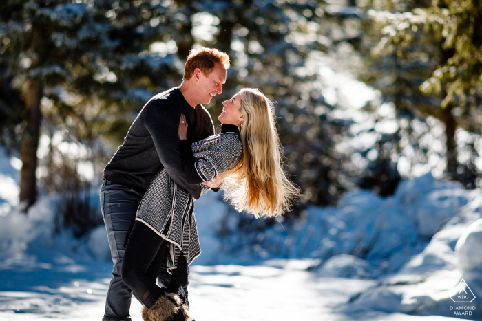 Portrait de couple de montagne enneigée Telluride lors de cette session d'engagement hivernale