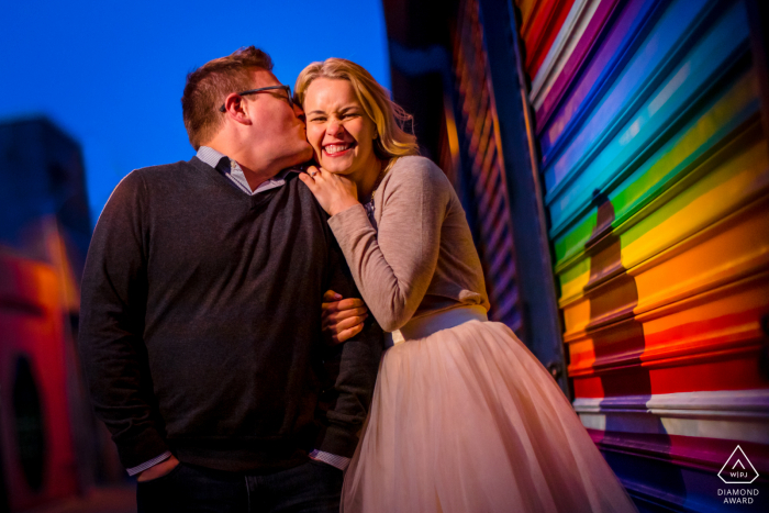 Fotografía urbana de Blagden Alley DC antes del día de la boda cerca de una puerta de metal pintada con arcoíris