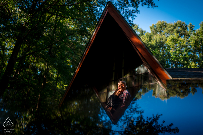 Huntley Meadows Park, VA à l'extérieur de la session de photos de la forêt avant le jour du mariage avec un cadre et quelques reflets du ciel