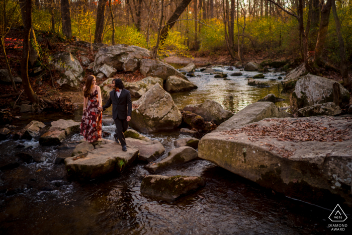 Rockville, MD, séance photo en dehors de la forêt avant le jour du mariage au bord du ruisseau aux tons chauds