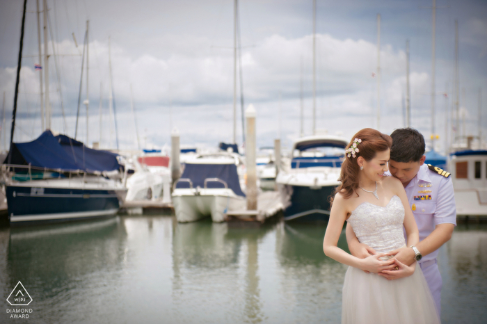 Marina Yacht Club, sessione di fotografia di coppia sulla spiaggia di Chonburi prima del giorno del matrimonio con un giovane ufficiale di marina e un giovane dentista Con l'atmosfera del porto turistico sullo sfondo