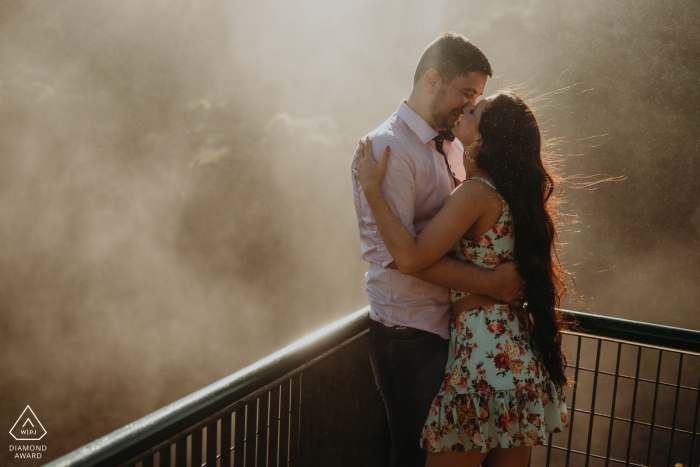 Cataratas do Iguaçu, América do Sul, sessão de fotos da montanha ao ar livre antes do dia do casamento com gotas de água e chuva de amor