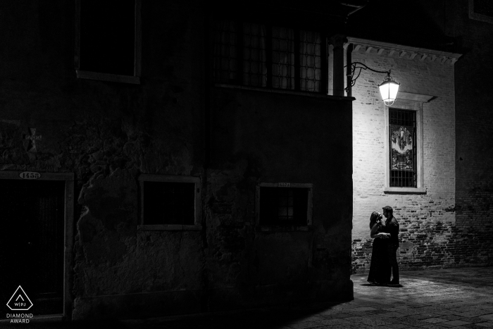 Sesión fotográfica urbana de Venecia, Italia antes del día de la boda con un poco de luz BW en la oscuridad