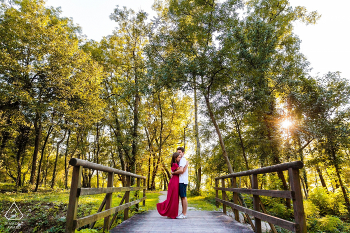 Lago di Cavazzo, Friuli Venezia Giulia, Itália fora da floresta, sessão de fotos antes do dia do casamento Nas árvores verdes em uma ponte de madeira