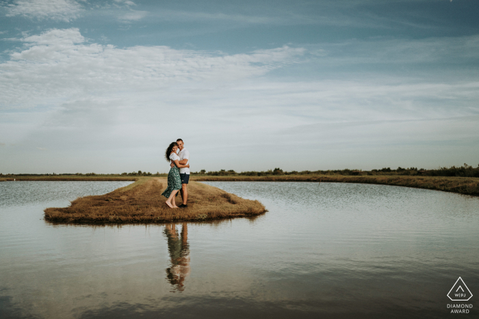 Casal Charente-Maritime pré-casamento em uma pequena ilha em um lago