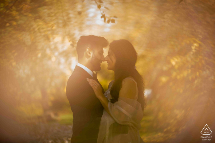 Sessão de foto de noivado de casal em Washington DC de uma imagem borrada do casal olhando nos olhos um do outro