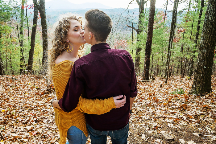 Sessione di foto di fidanzamento di coppia in Georgia a Smithgall Woods Helen con un bacio in cima alla montagna