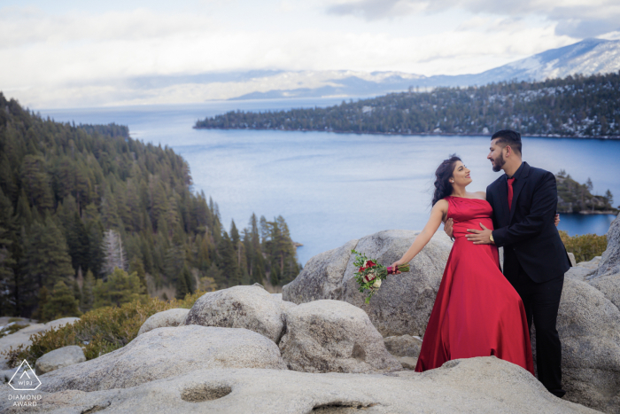 Emerald Bay, CA, sessão fotográfica de um casal desfrutando de um momento juntos após o noivado