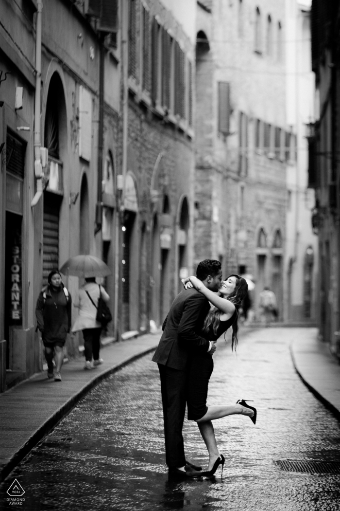 Florence pre-wed portrait of the kissing on the street 