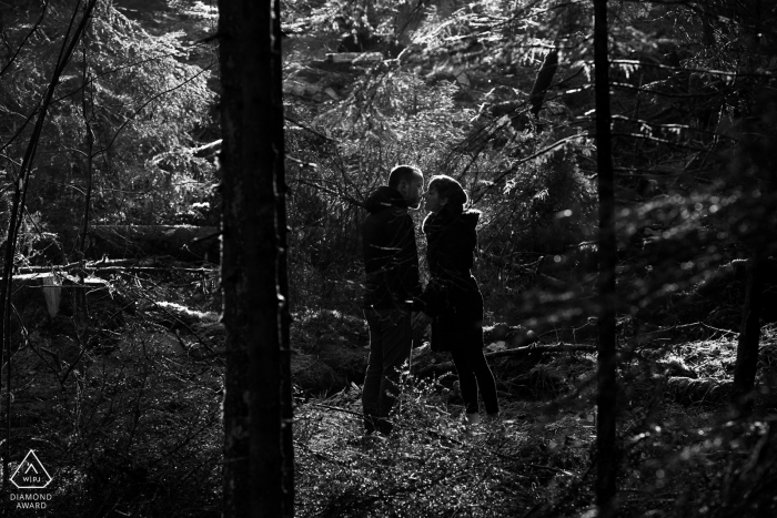 Séance photo de fiançailles en couple dans les Hautes Vosges en attendant le soleil et la température