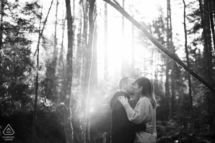 Séance photo de couple fiancé des Hautes Vosges les montrant seuls dans les bois et les arbres