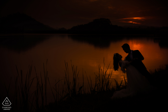 Guangdong Foshan, una foto di coppia di fidanzati con un romantico tuffo danzante al tramonto