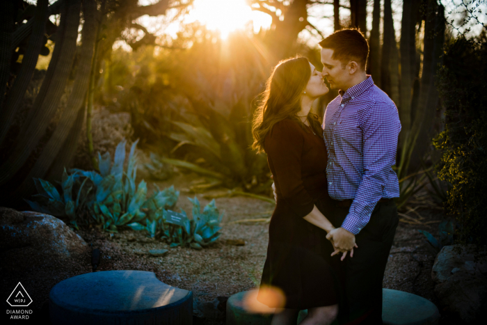 Porträt eines Paares im Desert Botanical Garden bei Sonnenuntergang vor der Hochzeit