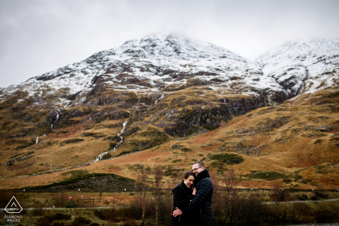 Glencoe Highlands couple fiancé séance photo avec quelques étreintes pour échapper au gel de l'Écosse Glencoe Highlands couple fiancé séance photo avec quelques étreintes pour échapper au gel de l'Écosse