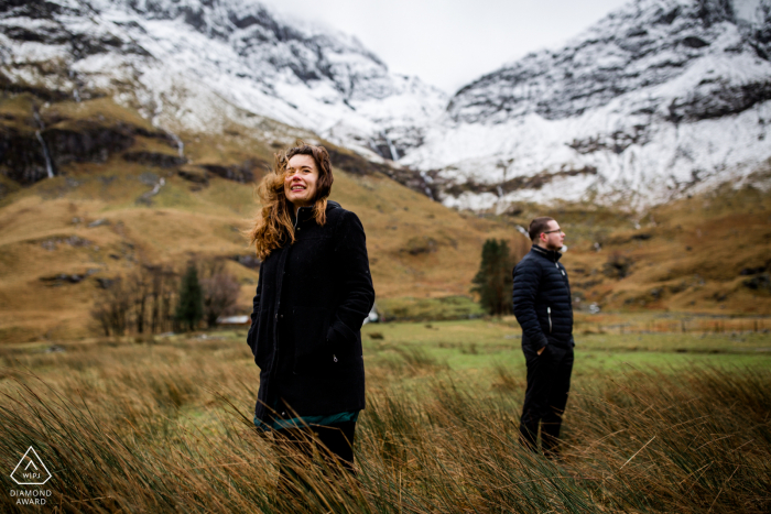 Casal de Glencoe pré-casamento no meio do planalto, em um dia chuvoso e ventoso