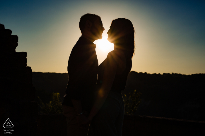 A Itália engajou uma sessão de fotos na Civita di Bagnoregio com o casal ao pôr do sol em silhueta