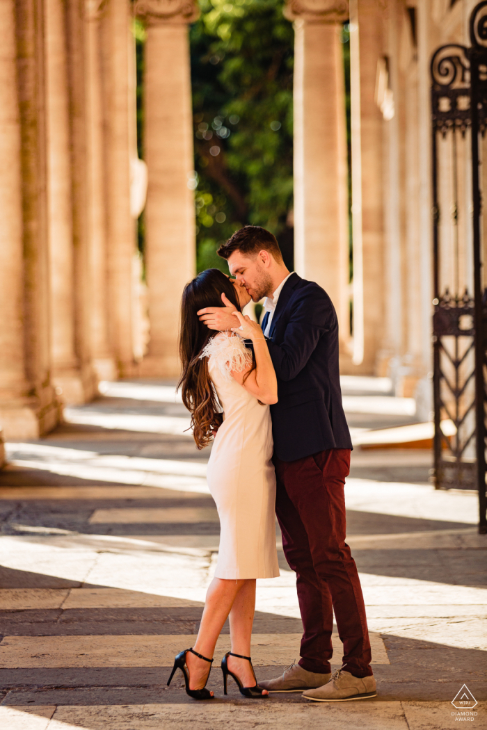 Portrait d'avant-mariage de Rome au Capitole avec le couple et l'architecture