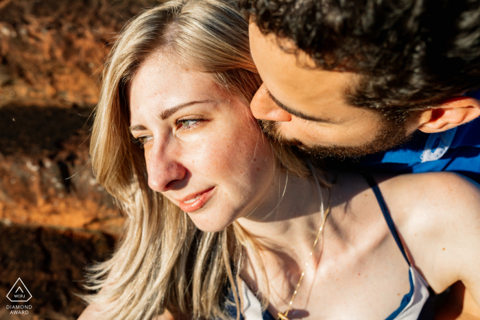 Séance de photo de fiançailles de couple Boituva au soleil chaud avec un tendre baiser sur la joue